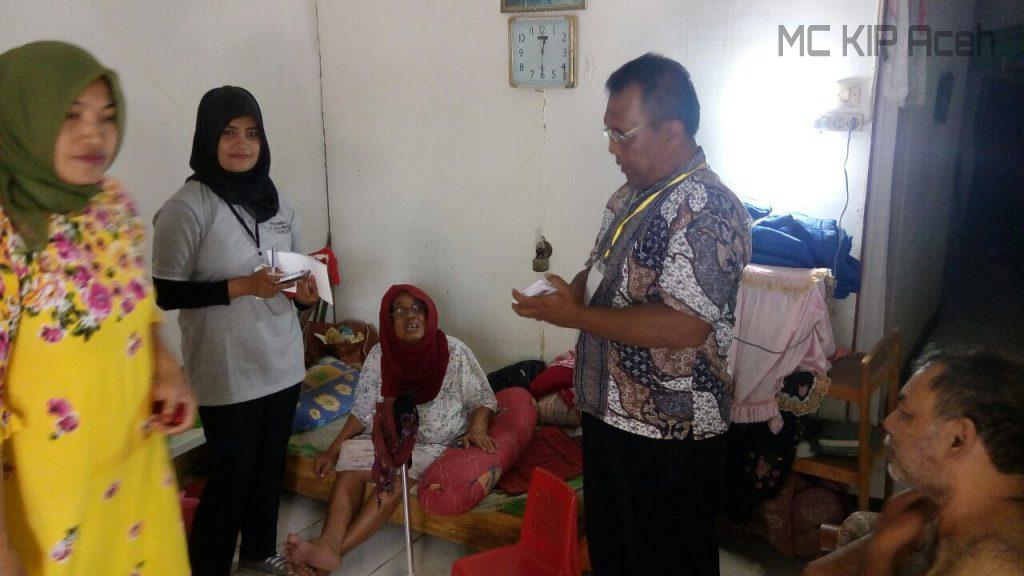 Petugas mendatangi warga yang sakit di Gampong Luhan, Kecamatan Johan Pahlawan, Aceh Barat 