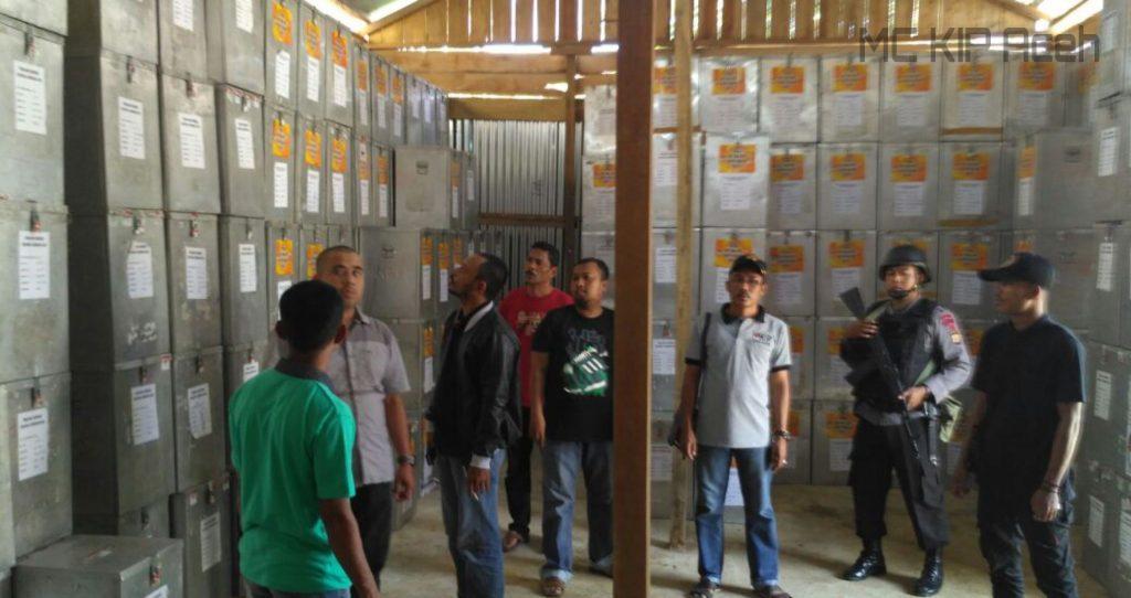 Hendra Fauzi melakukan pengecekan kotak suara di gudang KIP Nagan Raya